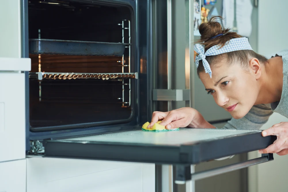 produsul-alimentar-surpriza-care-te-ajuta-sa-scapi-de-grasimea-din-cuptor-in-zece-minute