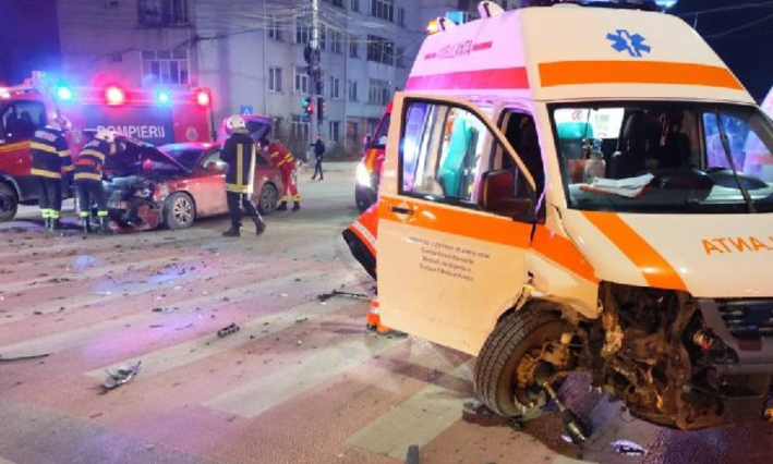 ambulanta-in-misiune-implicata-intr-un-accident-produs-noaptea-trecuta