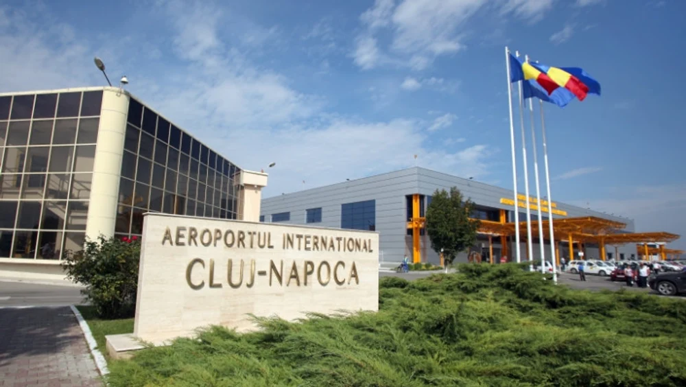 o-femeie-a-cazut-peste-bebelusul-de-opt-luni,-dupa-ce-a-alunecat-pe-aeroportul-din-cluj