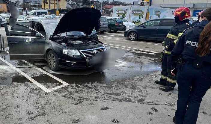 un-vehicul-a-fost-cuprins-de-flacari-in-parcarea-unui-supermarket