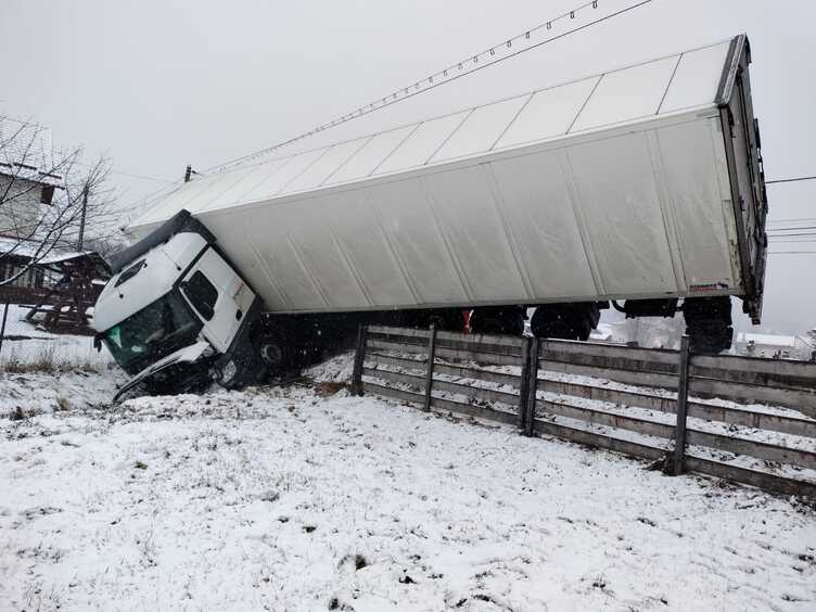 un-tir-s-a-rasturnat-in-aceasta-dimineata-in-localitatea-vama