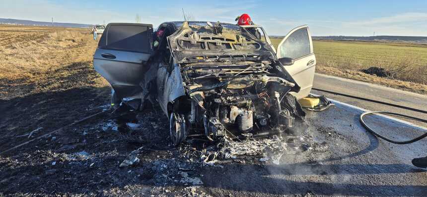 trifesti:-un-autoturism-a-luat-foc-in-mers-pe-dn-15d