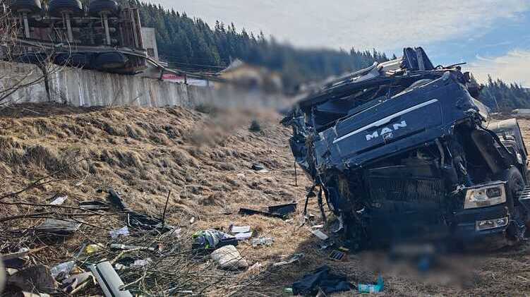 un-autotren-incarcat-cu-nisip-s-a-rasturnat-in-aceasta-dimineata-in-localitatea-iacobeni