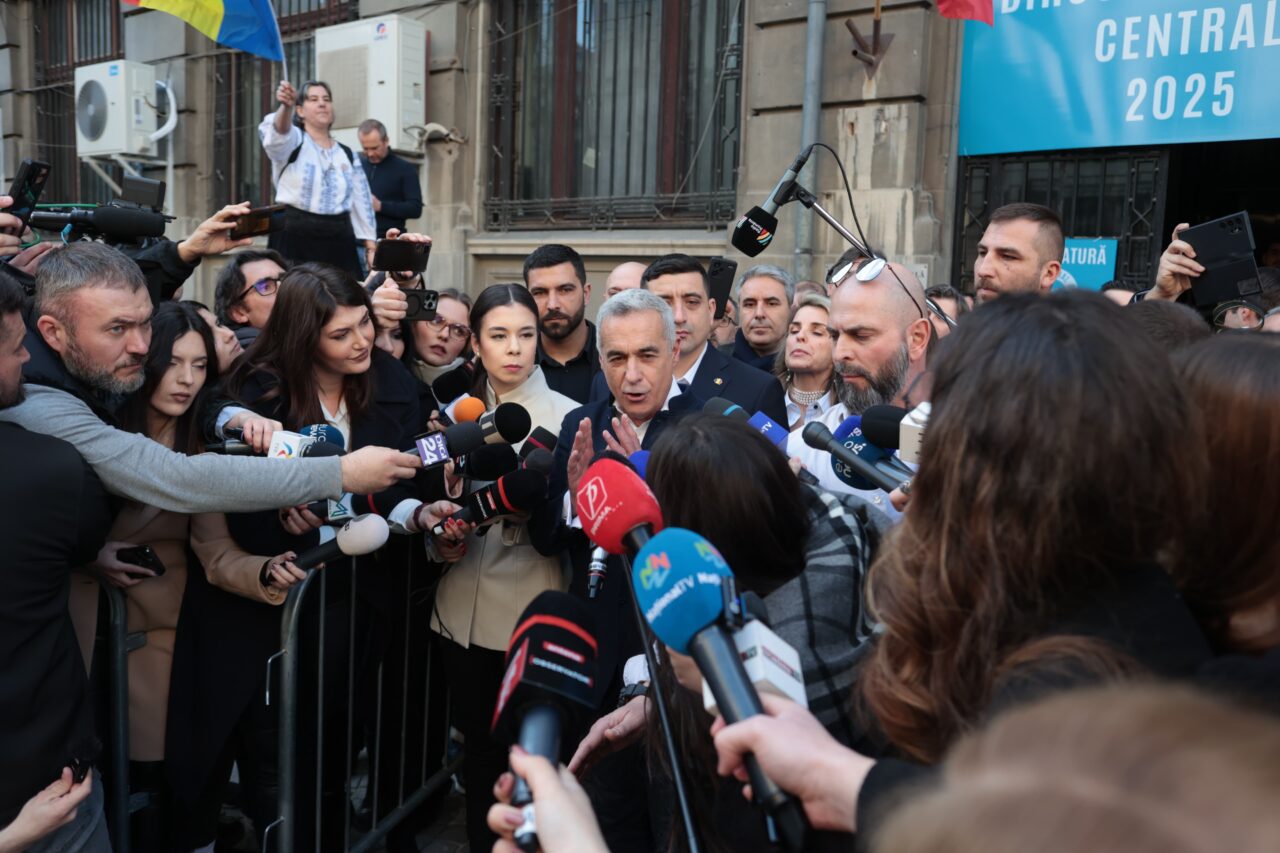 bec-decide-asupra-candidaturii-lui-calin-georgescu-/-sustinatorii-s-au-adunat-in-centrul-vechi