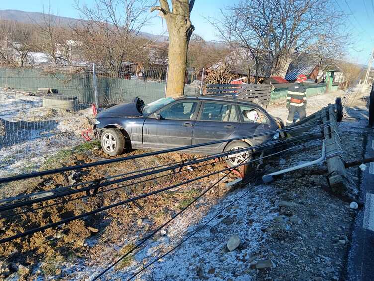 o-persoana-a-fost-ranita-dupa-ce-un-autoturism-a-intrat-intr-un-stalp