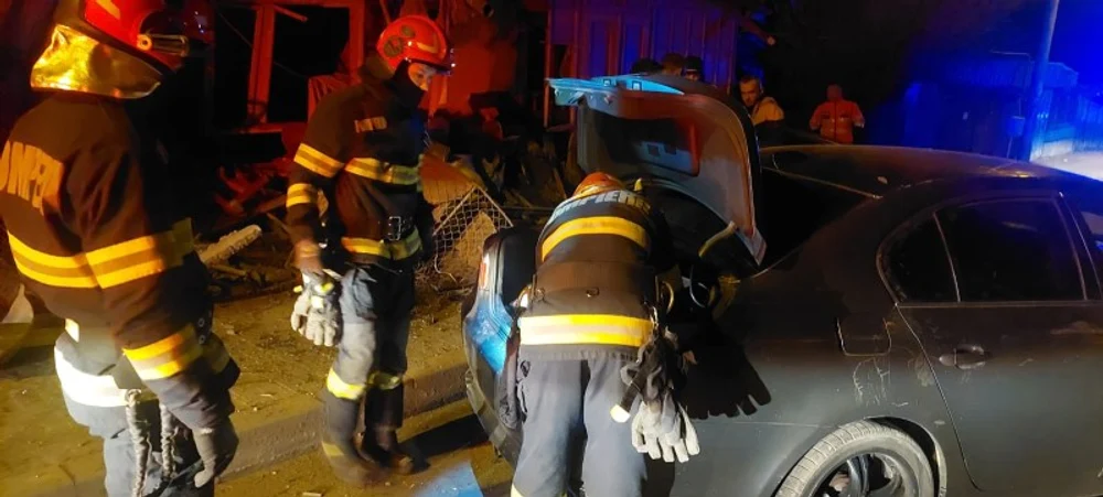 o-tanara-de-22-de-ani-s-a-urcat-beata-la-volan-si-a-intrat-cu-masina-in-casa-unui-batran