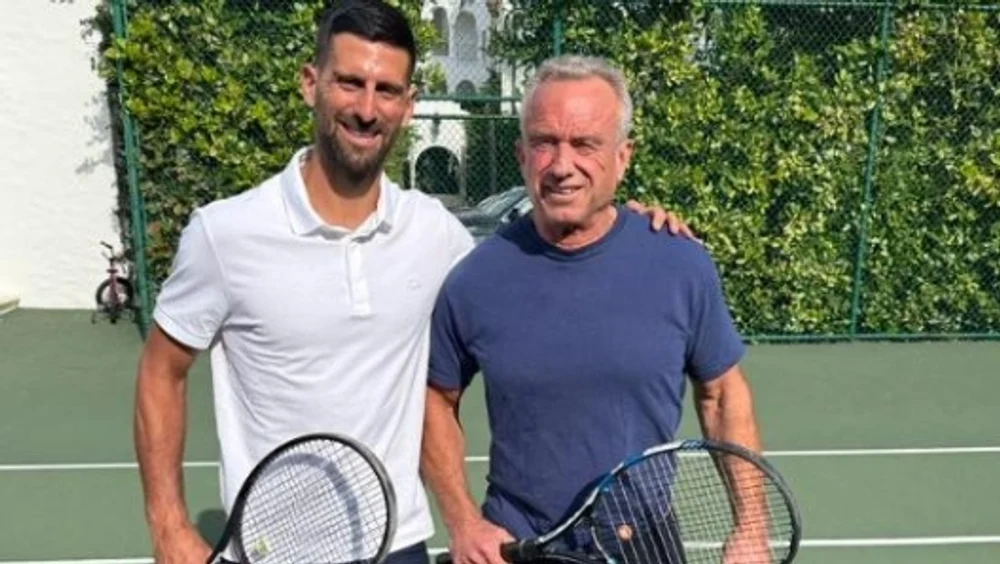 djokovic-a-aprins-internetul-cu-o-fotografie-in-care-sta-langa-un-antivaccinist-convins