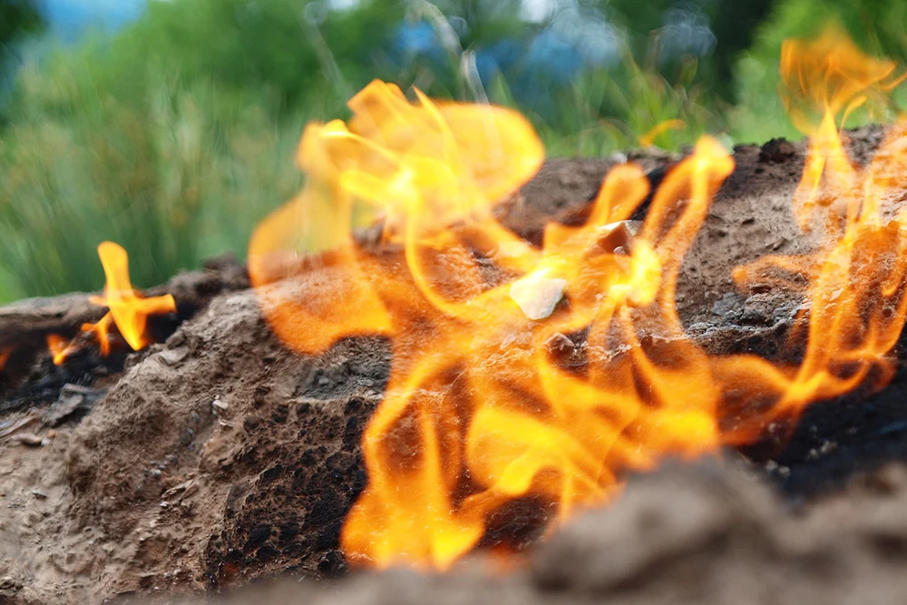 locurile-din-romania-unde-pamantul-arde,-fierbe-si-scoate-flacari