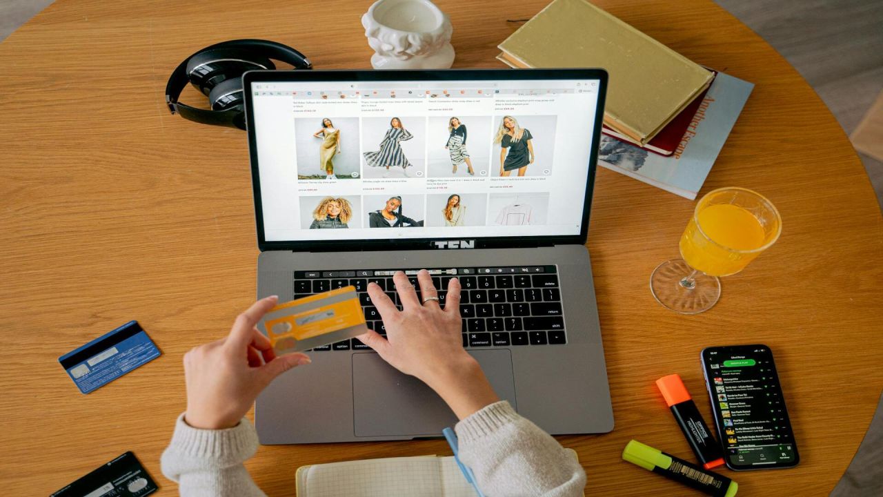 (p)-economiseste-la-cumparaturile-online-folosind-codurile-de-reducere-de-pe-couponiada.ro