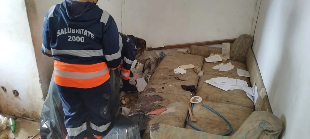 tone-de-gunoaie-gasite-in-garsoniera-unei-scriitoare-cu-multe-premii-la-activ