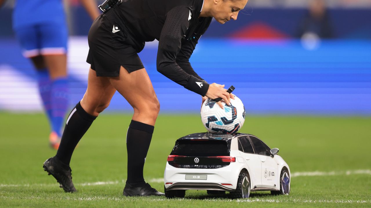 arbitra-din-superliga-romaniei-a-dezvaluit-care-este-jucatorul-ei-preferat:-e-pe-val!