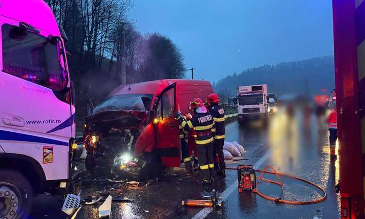 doua-persoane-au-ramas-incarcerate-dupa-un-accident-intre-o-autoutilitara-si-un-autotren