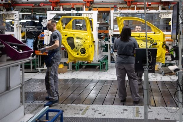 tarifele-lui-trump-pentru-industria-auto-vor-incetini-economia-romaniei-analiza