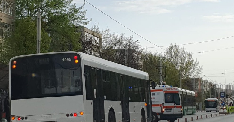 un-barbat-a-fost-ranit-timp-ce-incerca-sa-traverseze-strada-in-zona-podu-ros