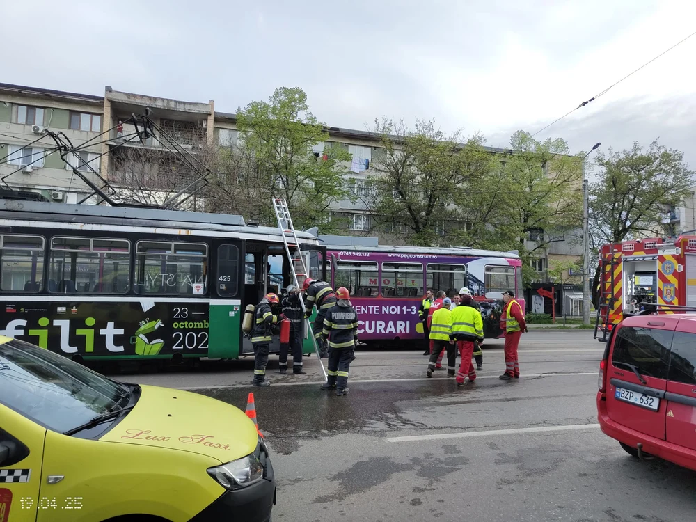 un-tramvai-a-luat-foc-in-timp-ce-se-afla-pe-traseu.-pasagerii-au-reusit-sa-coboare