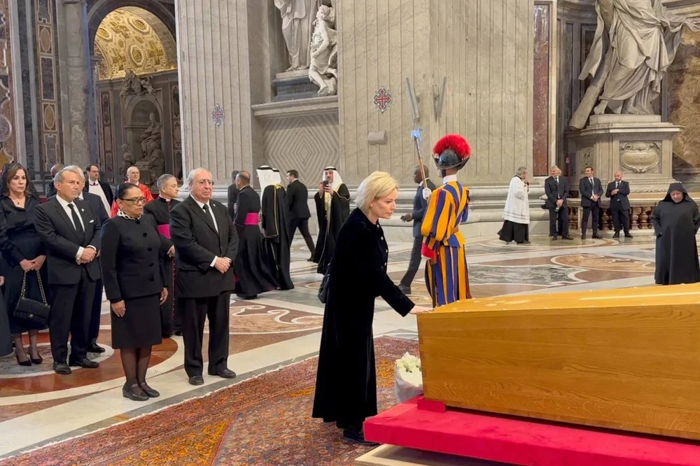 putin-a-trimis-o-femeie-sa-l-reprezinte-la-funeraliile-papei-francisc.-cine-este-olga-liubimova