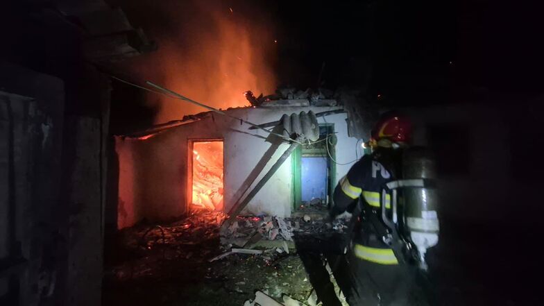 judetul-iasi:-o-casa-a-fost-distrusa-de-un-incendiu-produs-de-la-o-tigara-uitata-aprinsa