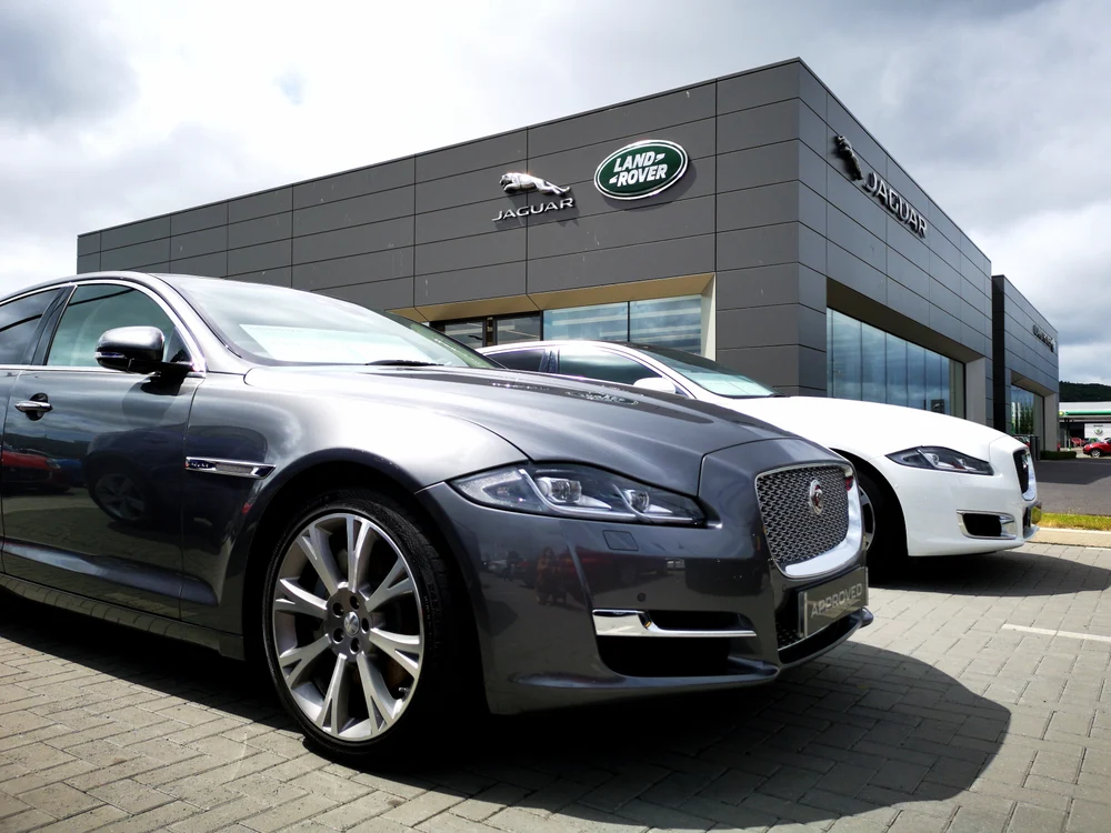 gigantul-auto-britanic-jaguar-land-rover-intrerupe-livrarile-de-masini-catre-sua