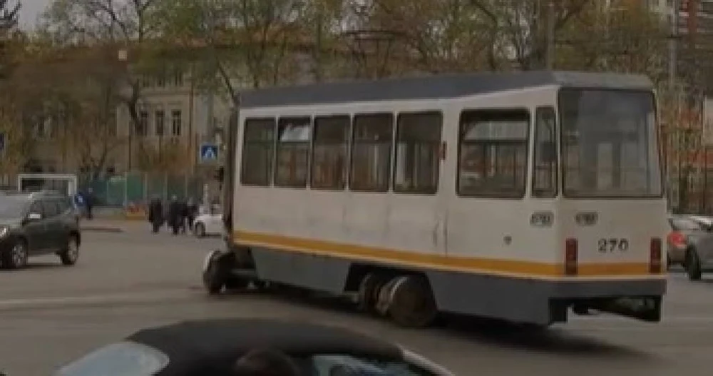 un-tramvai-s-a-rupt-in-doua-intr-o-curba-din-bucuresti.-stb:-incident-tehnic