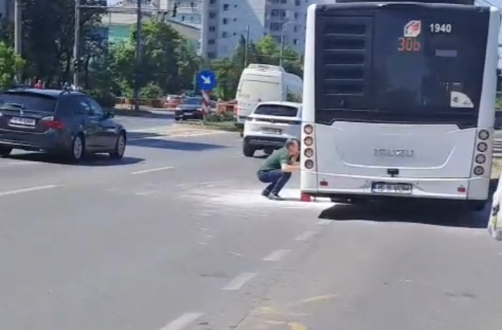 incident-pe-ruta-30b:-pasagerii-evacuati-din-autobuzul-care-a-inceput-sa-se-umple-de-fum