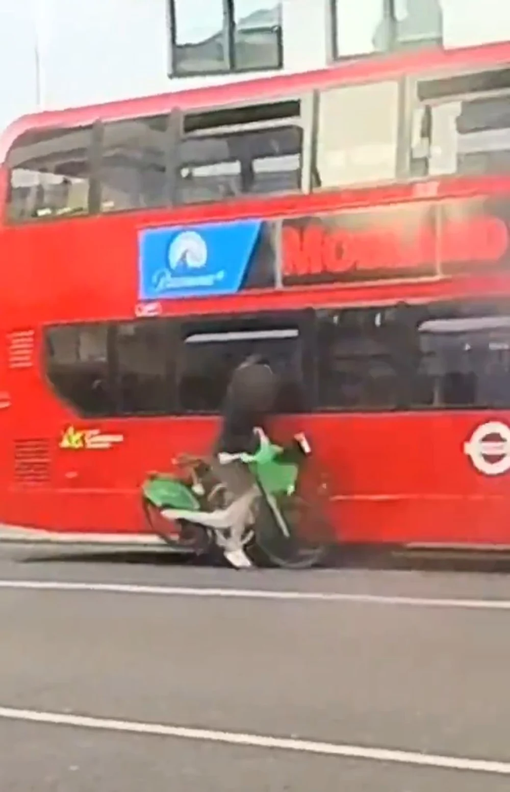 accidentul-devenit-viral:-o-biciclista-se-izbeste-de-un-autobuz-oprit.-cine-e-de-vina?