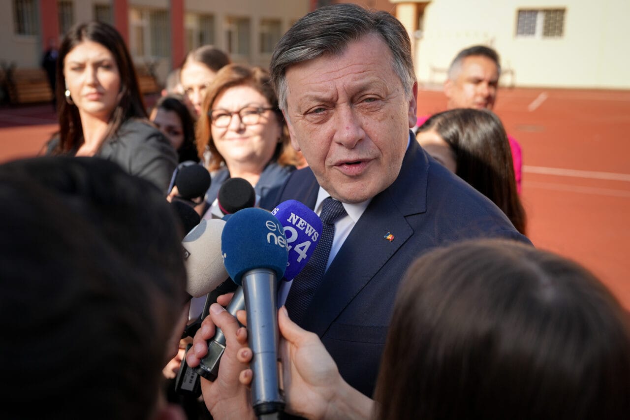 crin-antonescu,-declaratii-in-engleza-dupa-vot.-ce-le-a-spus-jurnalistilor-straini