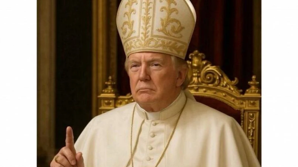 trump-apara-controversata-imagine-in-care-apare-infatisat-ca-papa.-catolicii-o-adora