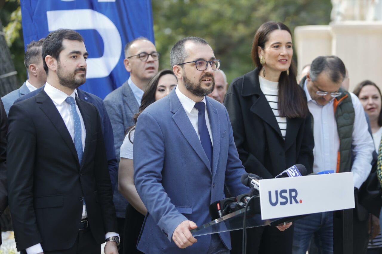 decalogul-lui-vlad-voiculescu.-usr-publica-micul-ghid-de-agatat-alegatori-pentru-nicusor