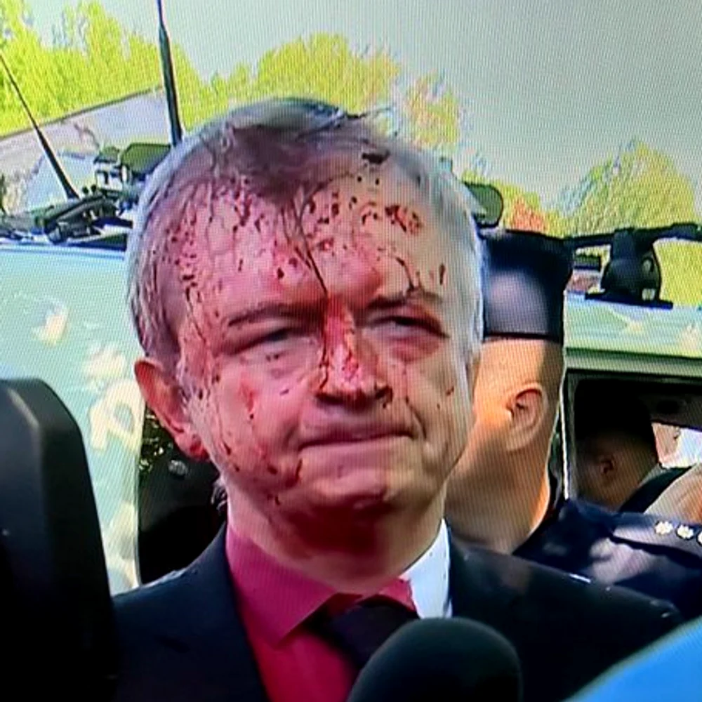 ambasadorul-rusiei-in-polonia,-serghei-andreev,-stropit-cu-vopsea-rosie-de-ziua-victoriei