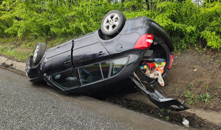 judetul-iasi:-un-autoturism-cu-4-persoane-la-bord-s-a-rasturnat-pe-dn28
