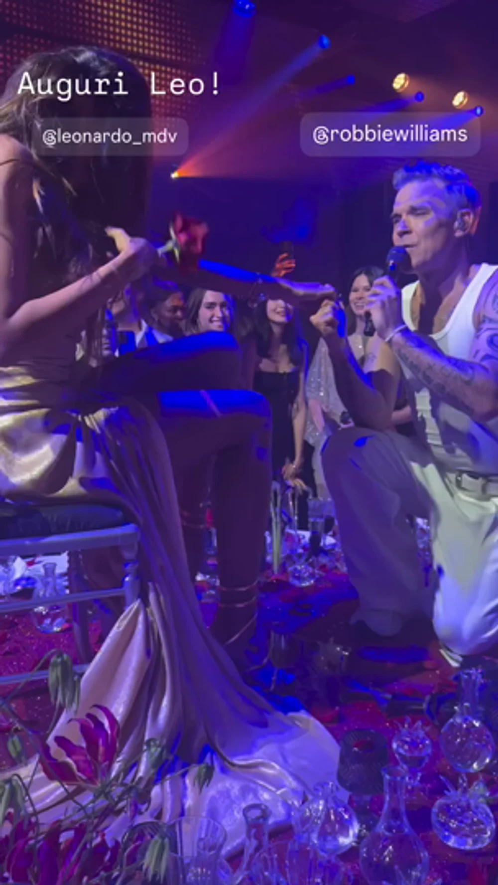 robbie-williams,-in-genunchi-in-fata-madalinei-ghenea.-s-a-urcat-pe-masa-ca-sa-cante-pentru-ea
