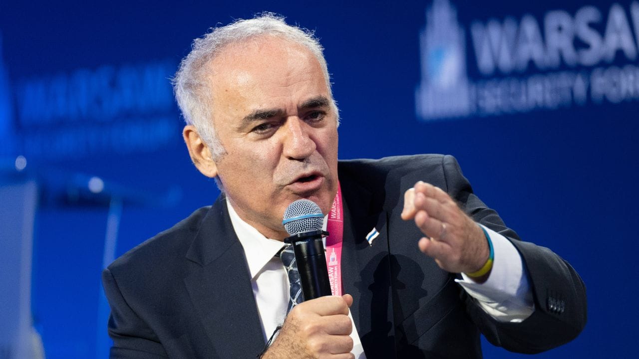avertismentul-lui-gary-kasparov:-ce-risca-romania-daca-va-avea-un-presedinte-extremist