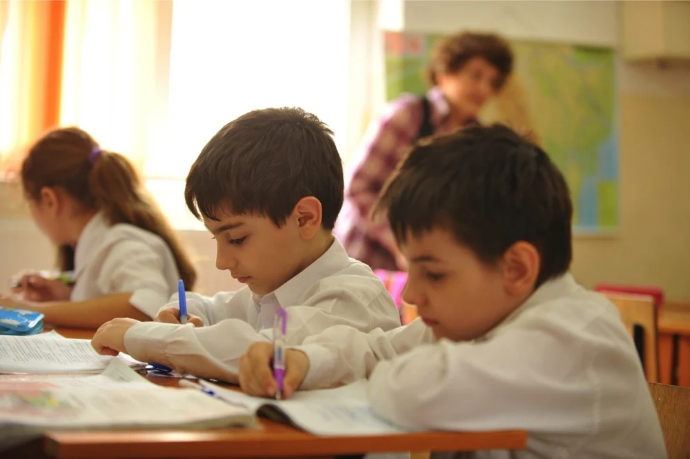 subiecte-la-evaluarea-nationala,-clasa-a-ii-a:-elevii-au-avut-de-redactat-un-text-dupa-un-afis