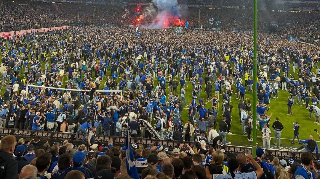 nebunie-la-hamburg-dupa-promovarea-in-bundesliga!-25-de-fani-au-ajuns-la-spital