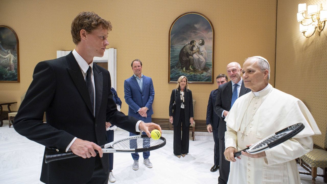 de-data-asta-s-a-abtinut:-ce-a-facut-jannik-sinner-la-intalnirea-cu-papa-leon-al-xiv-lea