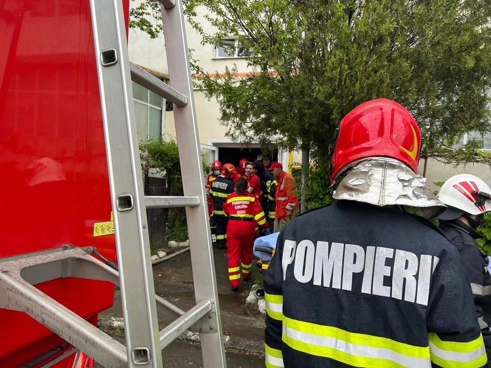 incendiu-cu-degajari-mari-de-fum-intr-un-bloc-din-ploiesti:-30-de-persoane-s-au-evacuat
