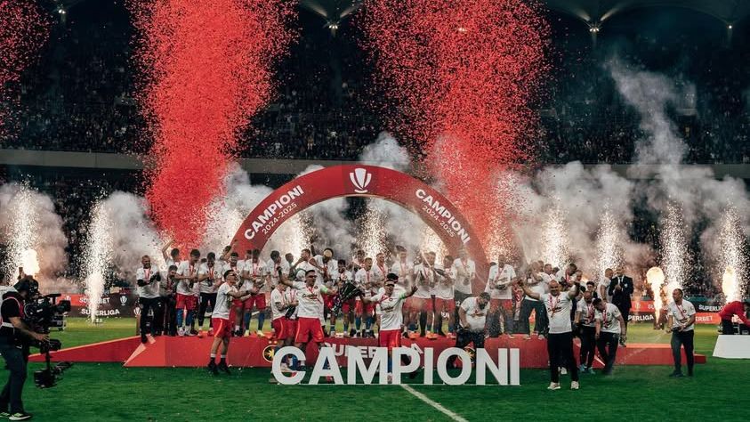 fiesta-ros-albastra!-fcsb-a-primit-trofeul-si-porneste-spre-piata-constitutiei