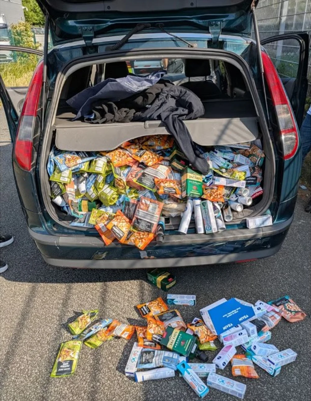 captura-uriasa-pe-o-autostrada-din-germania:-romani-opriti-cu-portbagajul-plin-de-bunuri-furate