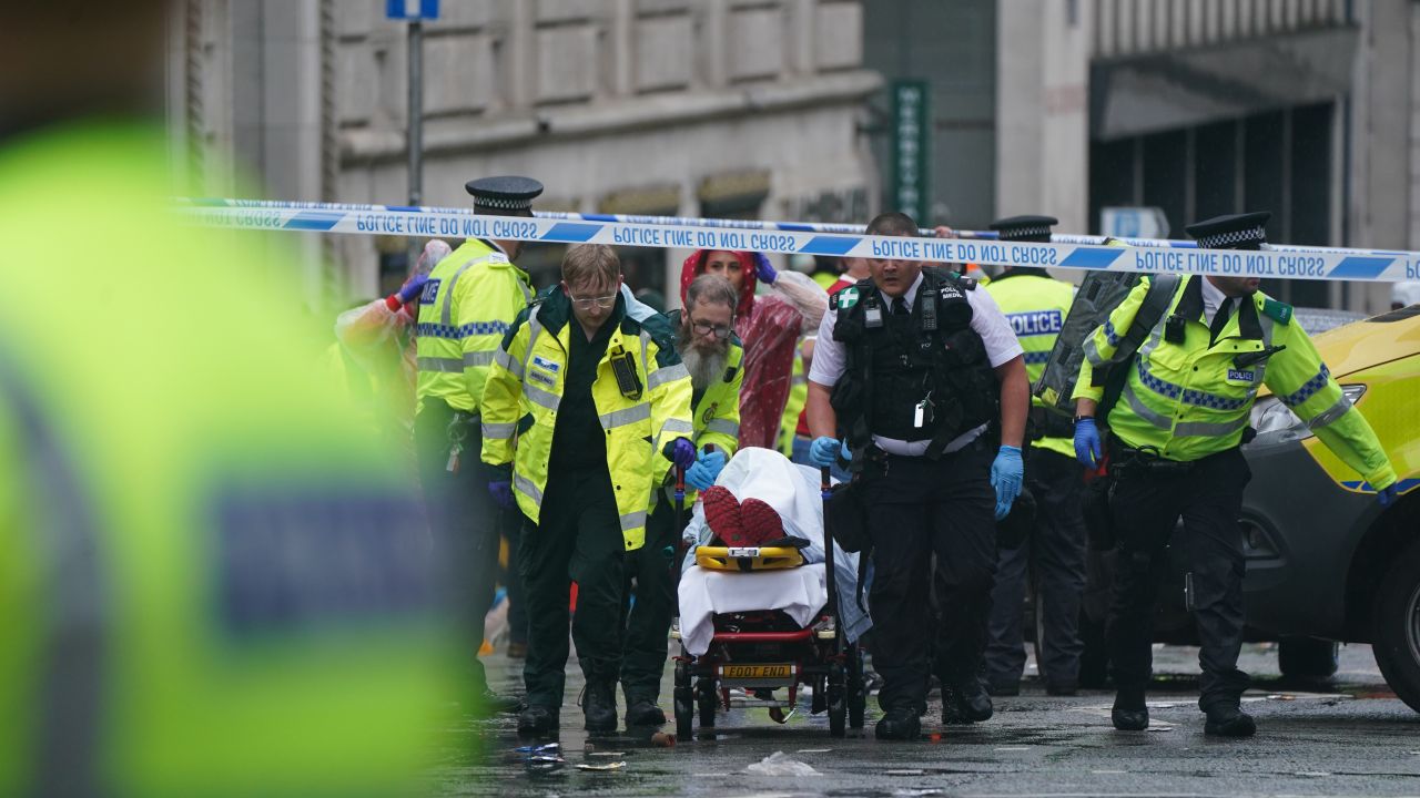 o-masina-a-intrat-in-multime-la-parada-lui-liverpool!-un-barbat-a-fost-retinut