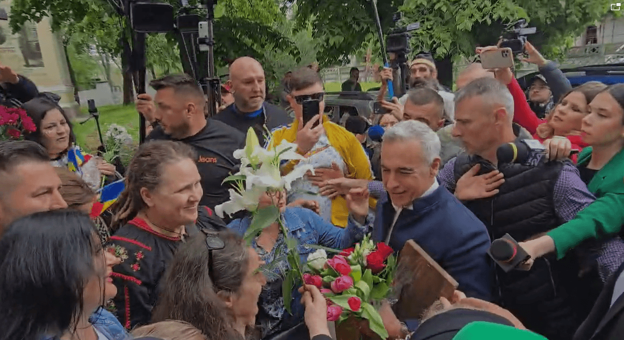 calin-georgescu-la-ijp-ilfov.-sustinatorii-l-au-intampinat-cu-calin-georgescu,-te-iubim!