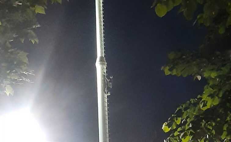 incident-neobisnuit-in-iasi:-o-persoana-s-a-urcat-pe-stalpul-drapelului-din-parcul-podu-ros