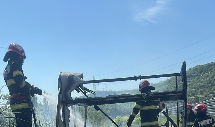 incendiu-violent-la-o-rulota-pe-soseaua-tomesti-din-iasi