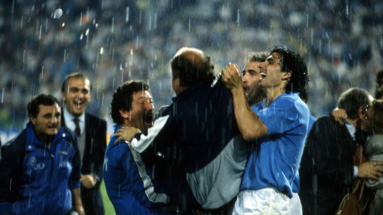 viata-tragica-a-unui-fotbalist-de-legenda:-tata-s-a-trezit,-a-luat-toporul-si-a-ucis-o-pe-mama!