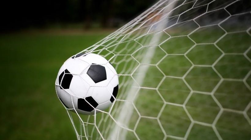 un-fotbalist-de-doar-14-ani,-intre-viata-si-moarte-dupa-o-ciocnire-pe-teren
