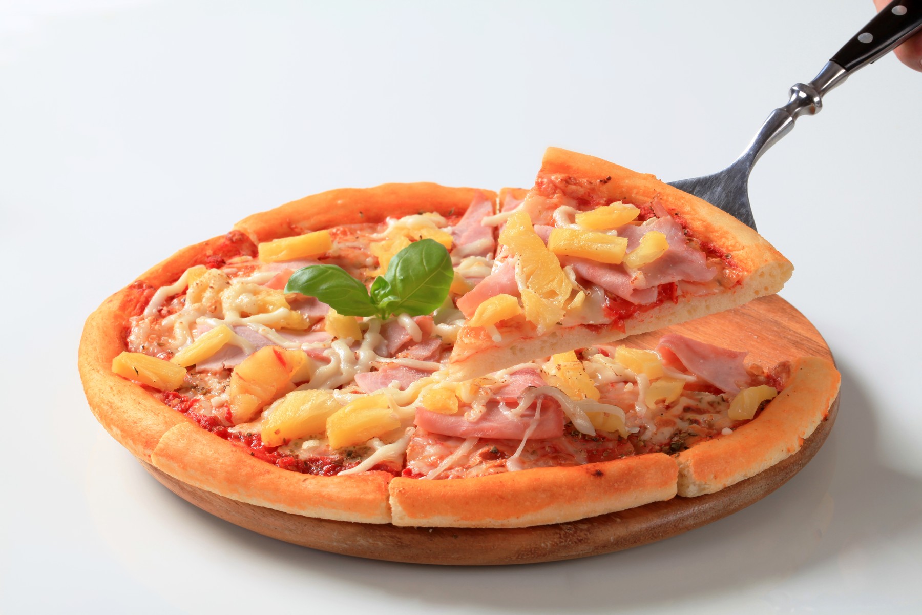 nicusor-dan,-despre-buget:-de-ani-de-zile-platim-o-pizza-medie-si-mancam-o-pizza-mare