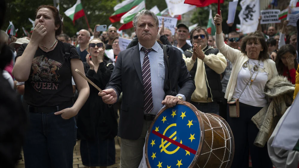 nu-colonialismului-euro!.-proteste-masive-dupa-anuntul-privind-trecerea-bulgariei-la-euro