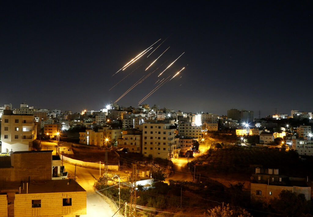 evacuari-in-masa-din-iran-si-israel-pe-fondul-conflictului-aerian.-ce-tari-isi-retrag-cetatenii