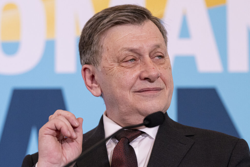 crin-antonescu:-bolojan-este-proiectat-in-conditia-de-zoro-care-se-lupta-cu-partidele-politice