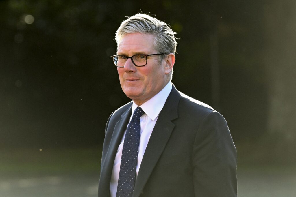 interdictia-fumatului,-propusa-de-keir-starmer,-risca-sa-incalce-un-acord-cheie-post-brexit-cu-ue
