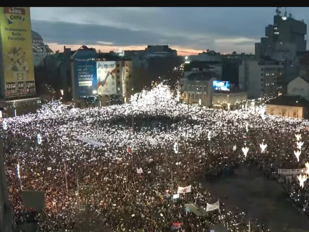 zeci-de-mii-de-persoane-au-protestat-la-belgrad-pentru-alegeri-anticipate